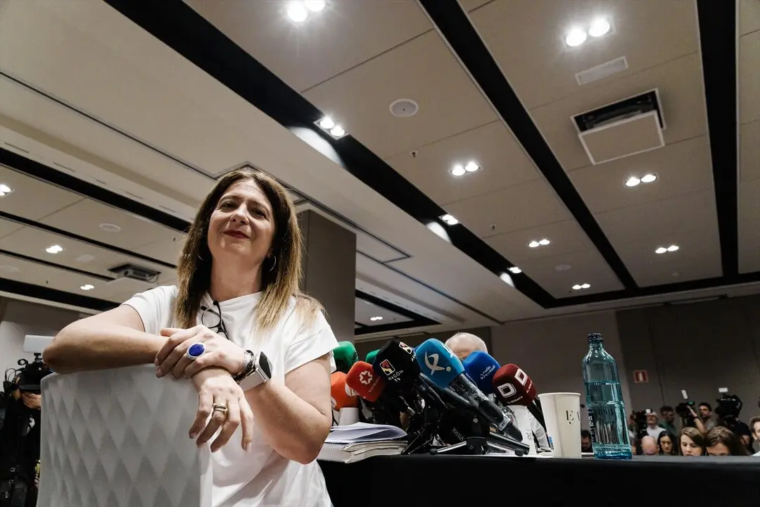 La exmilitante socialista Leire D&iacute;ez durante una rueda de prensa. / Carlos Luj&aacute;n