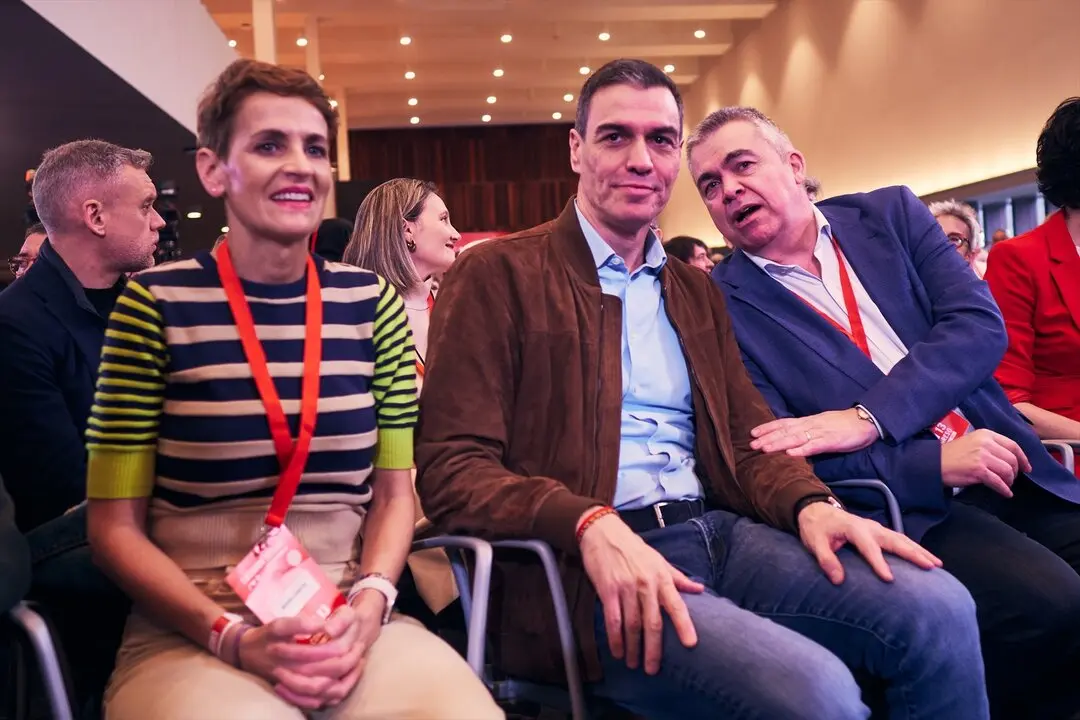(I-D) La presidenta del Gobierno de Navarra, Mar&iacute;a Chivite; el  presidente del Gobierno, Pedro S&aacute;nchez, y el exsecretario de Organizaci&oacute;n, Santos Cerd&aacute;n. / Eduardo Sanz