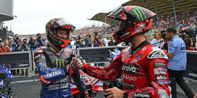 Fabio Quartararo y Bagnaia se saludan tras la carrera. / MotoGP