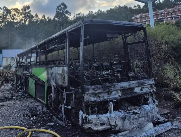 Autob&uacute;s calcinado en Castro Urdiales. / 112 Cantabria