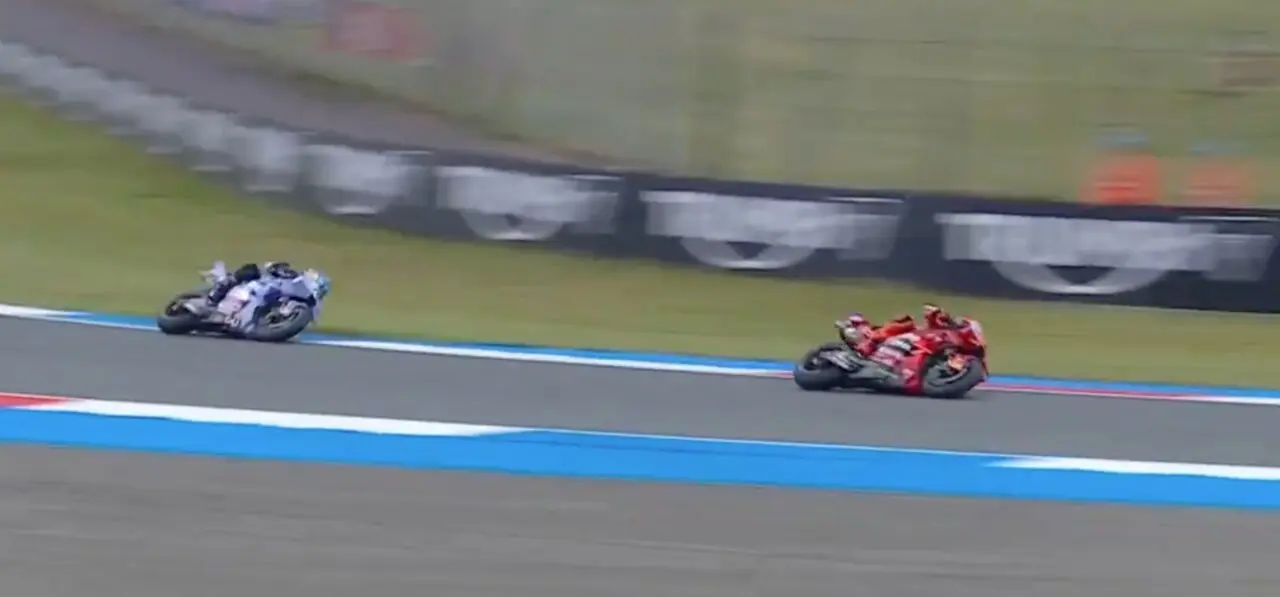 Los hermanos M&aacute;rquez luchando por el primer puesto. / MotoGP