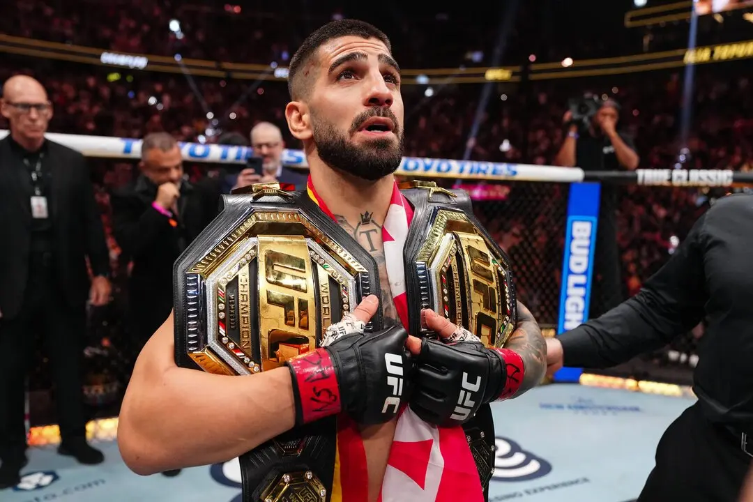 Ilia Topuria con los dos cinturones tras vencer a Charles Oliveira. / UFC