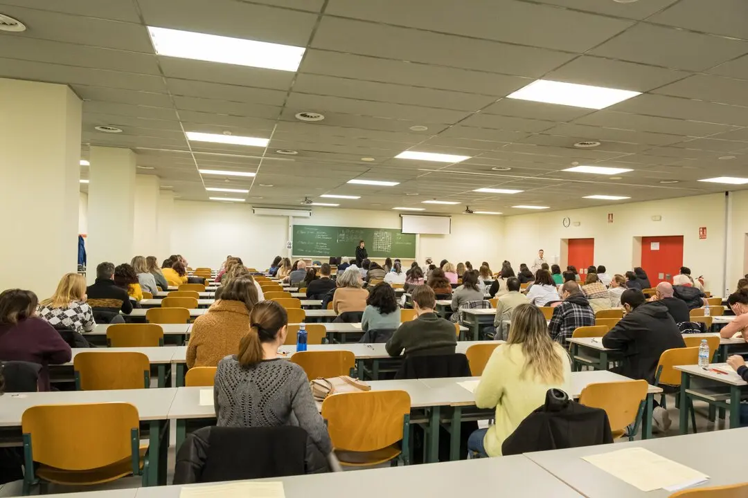 Varias personas en una oposici&oacute;n para la Comunidad Aut&oacute;noma de Cantabria. / Alerta