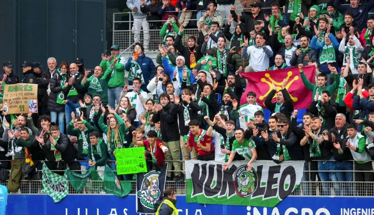 Algunos aficionados durante un desplazamiento en la temporada pasada. / RRC