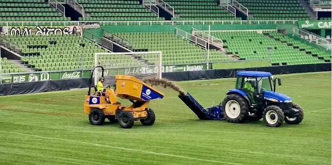 El pasado lunes ya comenzaron los trabajos sobre el c&eacute;sped de El Sardinero. / RRC