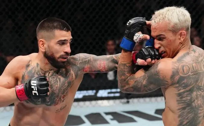 Moment en el que Topuria noquea a Oliveira. / UFC