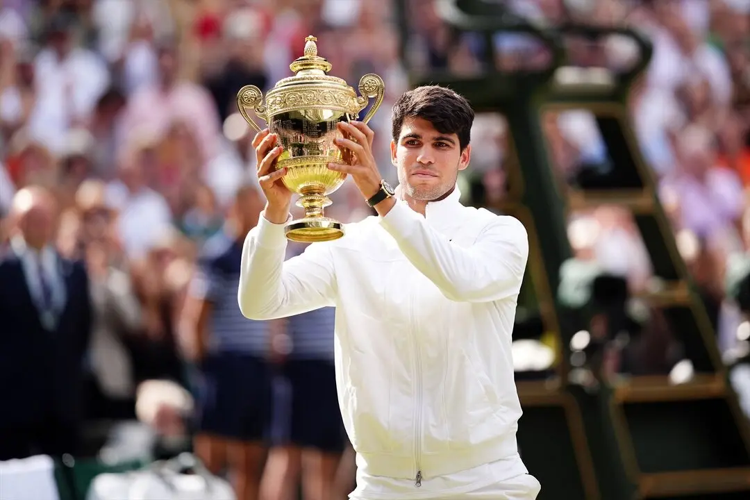 Carlos Alcaraz tras vencer el a&ntilde;o pasado a Novak Djokovic en la final de Wimbledon. / Aaron Chown