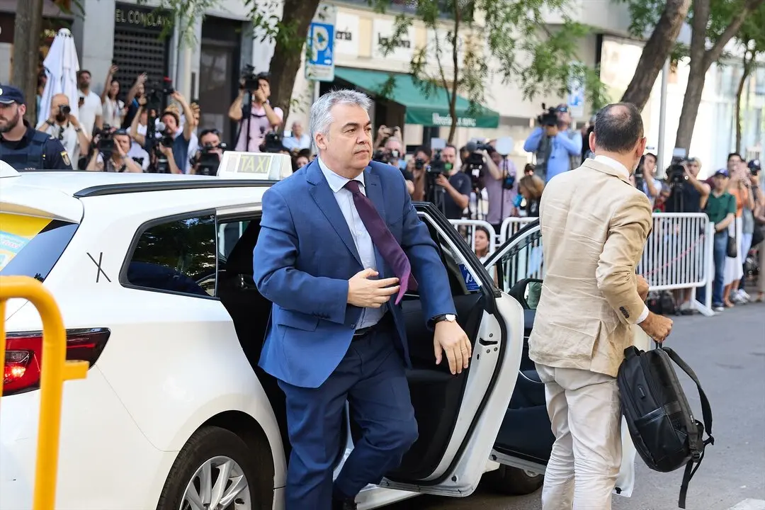 El exsecretario de Organizaci&oacute;n del PSOE Santos Cerd&aacute;n a su llegada a declarar en el Tribunal Supremo. / Jes&uacute;s Hell&iacute;n