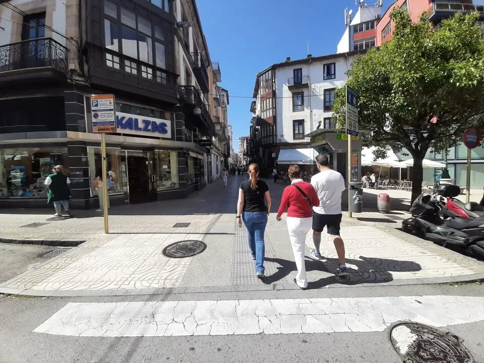 Varias personas paseando por la calle Consolaci&oacute;n en Torrelavega. / S.D.