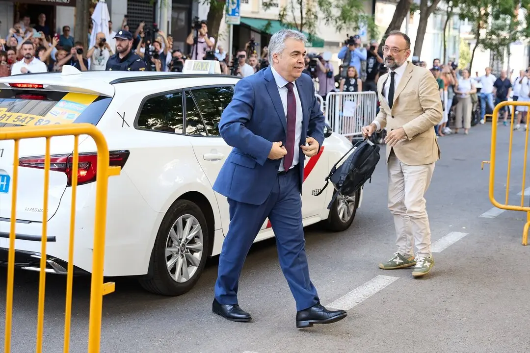El exsecretario de Organizaci&oacute;n del PSOE Santos Cerd&aacute;n a su llegada a declarar en el Tribunal Supremo. / Jes&uacute;s Hell&iacute;n