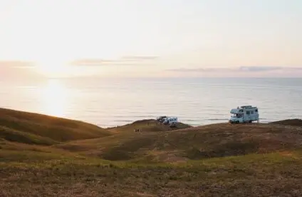 Caravanas aparcadas en la costa c&aacute;ntabra durante la puesta de sol. / A.S.