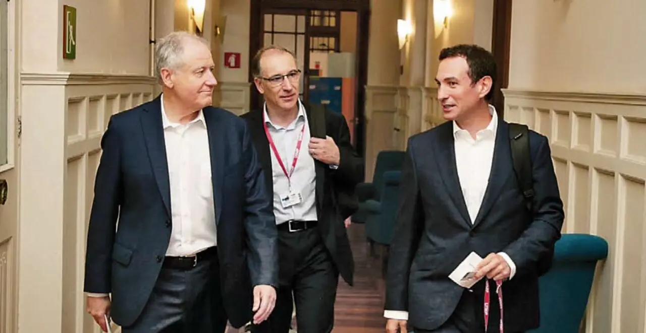 El consejero Eduardo Arasti, junto a Jos&eacute; Luis Bosque (Universidad de Cantabria) y Javier Garc&iacute;a (XDC Properties), conversan tras participar en el desayuno informativo del curso de la UIMP sobre inteligencia artificial, ciberseguridad y supercomputaci&oacute;n. / ALERTA