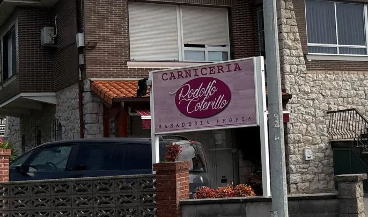 La carnicer&iacute;a Rodolfo Coterillo, en Mogro, con la persiana bajada tras la repentina muerte de su due&ntilde;o. Un lugar de encuentro y confianza para el pueblo, que hoy llora a su carnicero m&aacute;s querido.