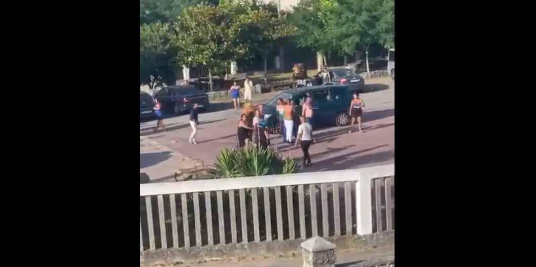 Imagen captada por un testigo que muestra parte de la reyerta multitudinaria en Artes, Ribeira, durante la tarde del martes. Varios implicados se enfrentaron en plena v&iacute;a p&uacute;blica tras una celebraci&oacute;n familiar.
