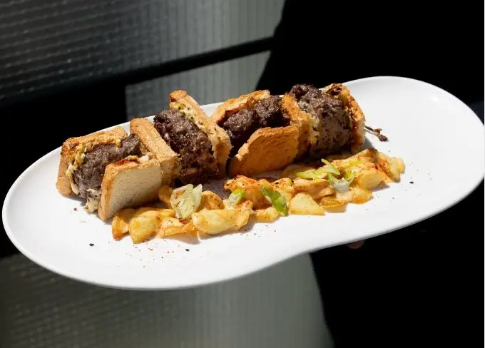 Bocata de Vaca Ahumado acompa&ntilde;ado con &ldquo;Brava Koreanas&rdquo;. / H.A.