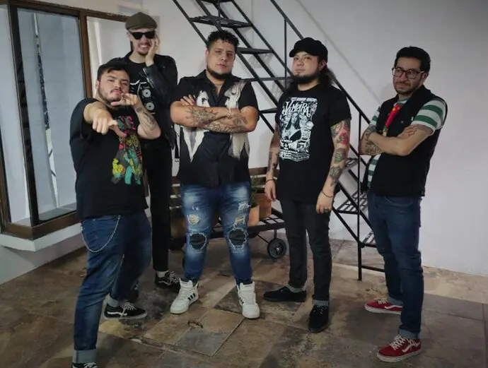 El grupo mexicano de garage rock 'Los intrusos'. / x
