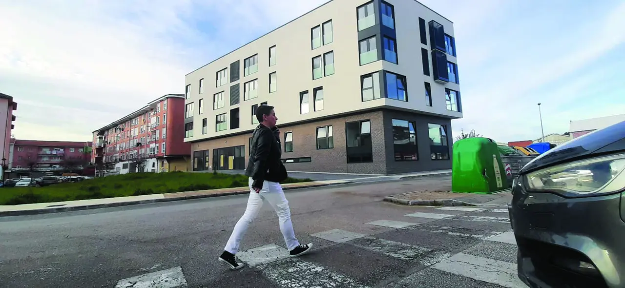 Una persona cruza por un paso de peatones frente al nuevo edificio del Hogar del Transe&uacute;nte en Torrelavega. / Alerta