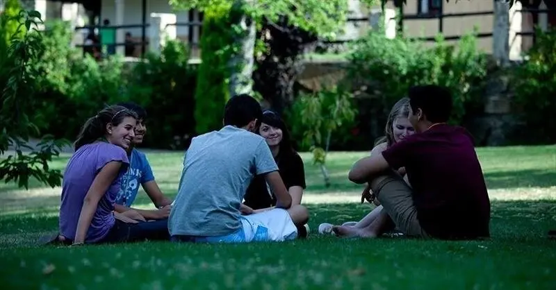 J&oacute;venes en un parque. / EP