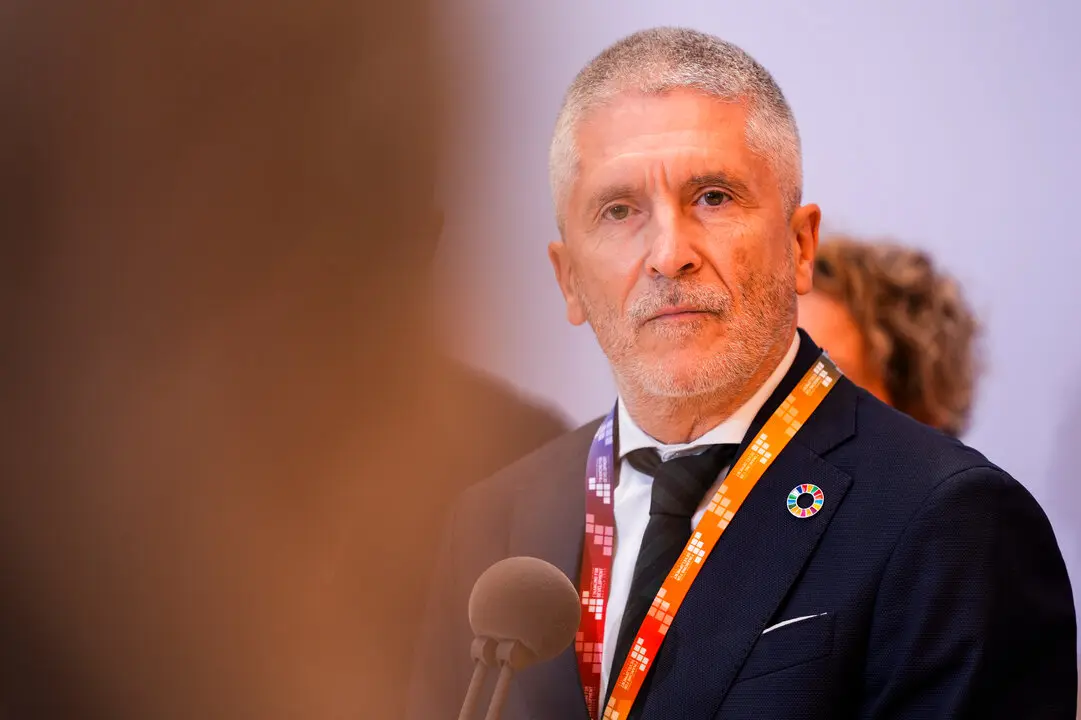 El ministro del Interior, Fernando Grande-Marlaska, atiende a los medios de comunicaci&oacute;n. / Joaqu&iacute;n Corchero