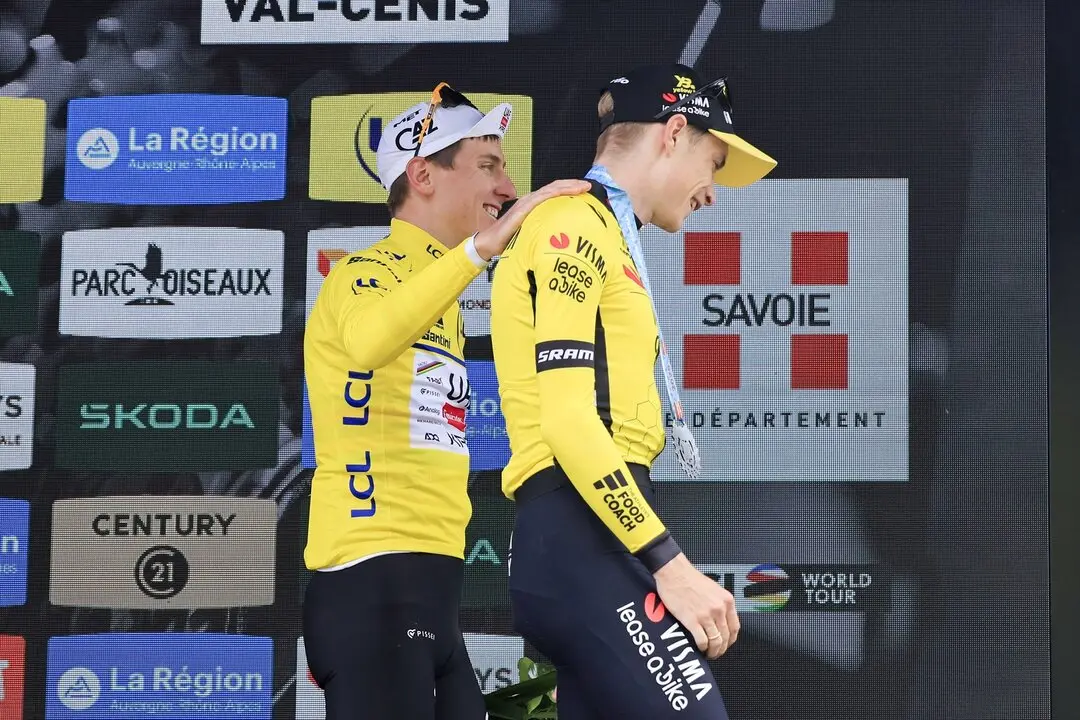 Pogacar y Vingegaard durante la Crit&eacute;rium du Dauphin&eacute;. / EP