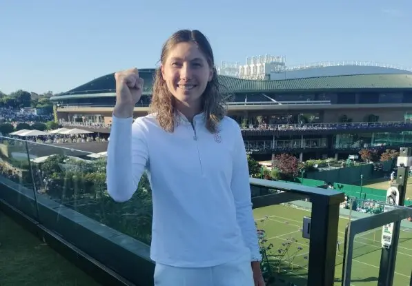 Cristina Bucsa celebra tras meterse en tercera ronda. / WTA