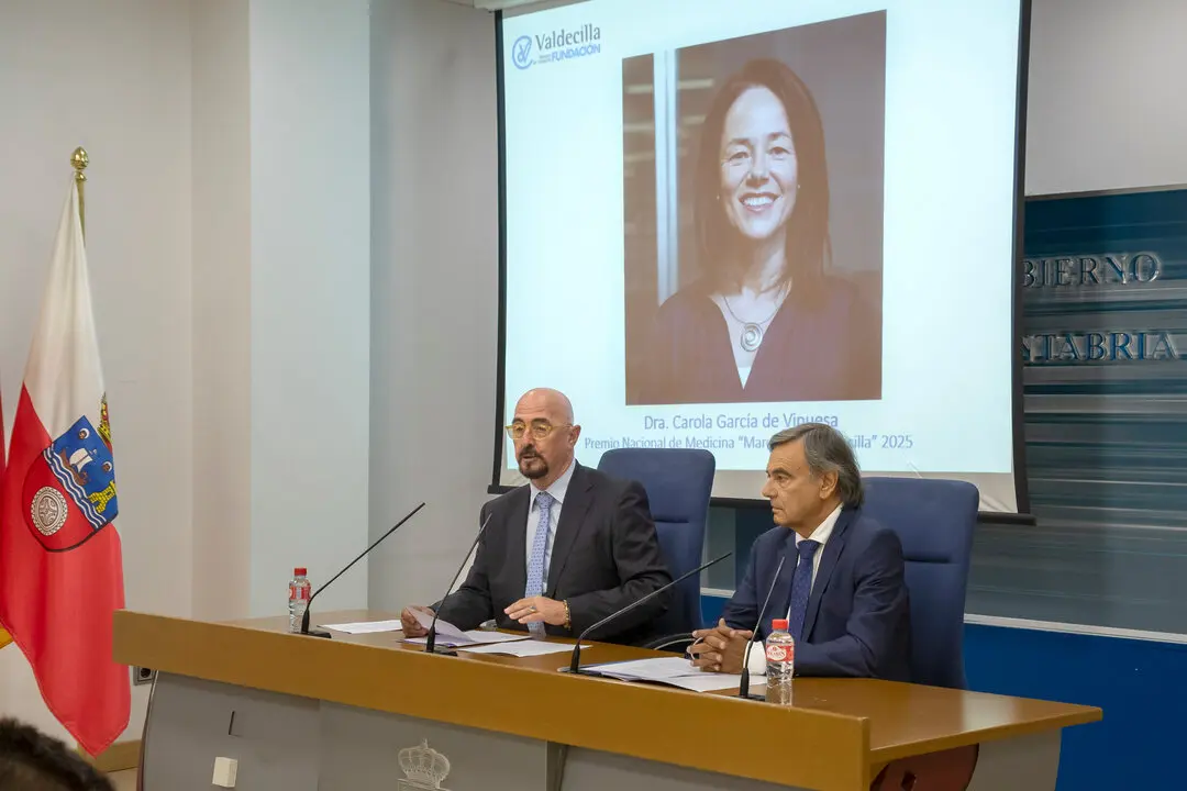 El consejero de Salud, C&eacute;sar Pascual, informa, en rueda de prensa, del Premio Nacional de Medicina Marqu&eacute;s de Valdecilla. / A.E.