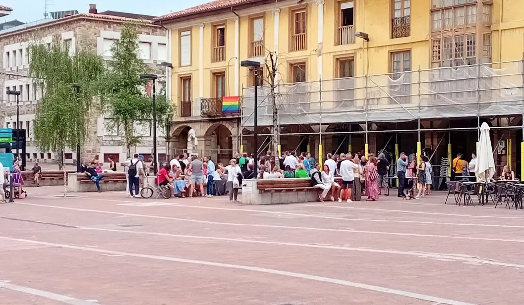Varias personas toman "la &uacute;ltima" en la Bol&iacute;stica. / TSM