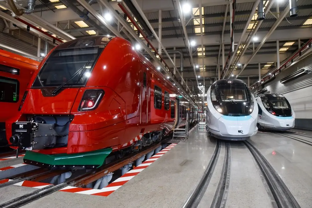 Algunos de los nuevos trenes de ancho m&eacute;trico de Renfe. / Arnaitz Rubio