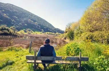 Un turista observa la fauna en la Reserva Natural Marisma de Joyel. / A.S.