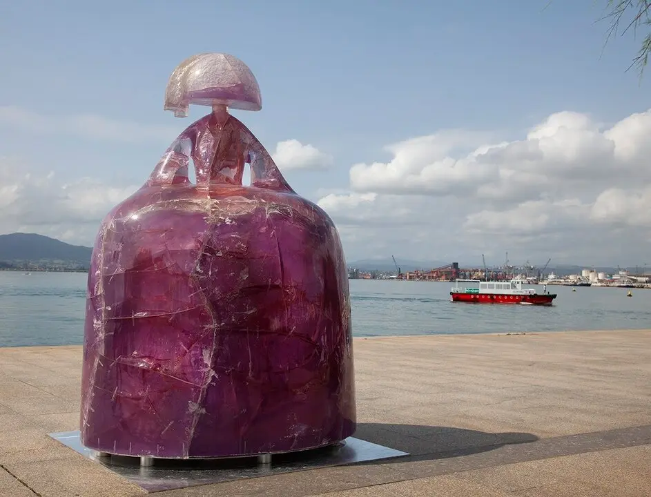 Las reinas marianas de Manolo Vald&eacute;s dialogan con la bah&iacute;a de Santander. / &Oacute;pera Gallery