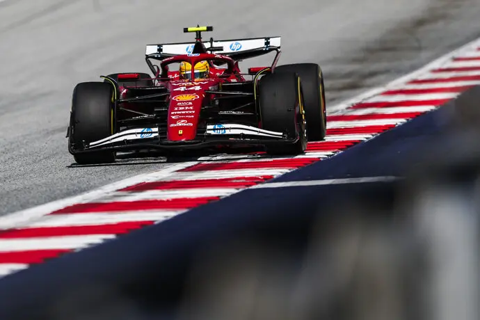 El piloto brit&aacute;nico Lewis Hamilton sobre el circuito de Silverstone. / x