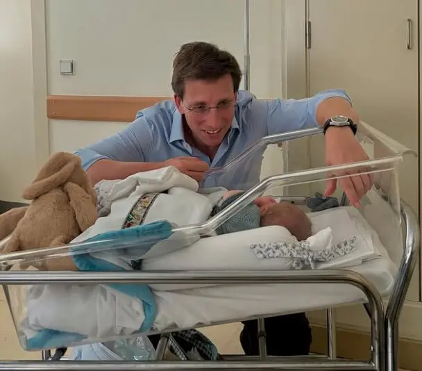El alcalde de Madrid , Jos&eacute; Luis Mart&iacute;nez Almeida, junto a su hijo Lucas. / Instagram