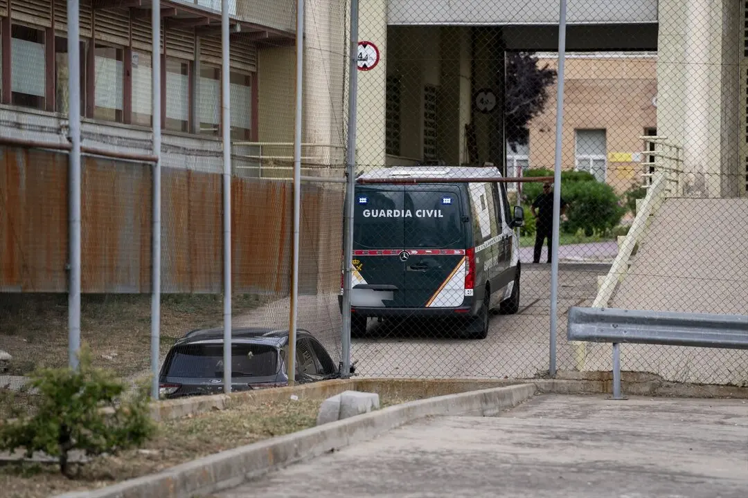 El furg&oacute;n policial en el que va el exsecretario de organizaci&oacute;n del PSOE Santos Cerd&aacute;n a su llegada a la c&aacute;rcel de Soto del Real. / A. P&eacute;rez Meca