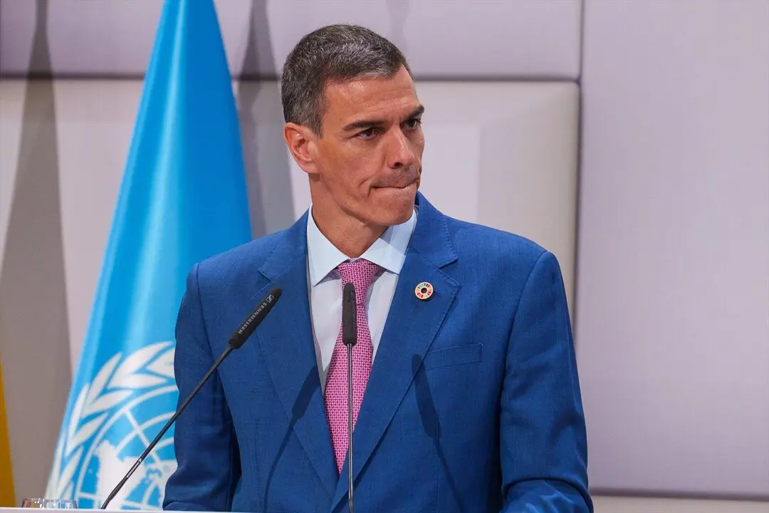 El presidente del Gobierno, Pedro S&aacute;nchez atiende a los medios de comunicaci&oacute;n. / Francisco J. Olmo