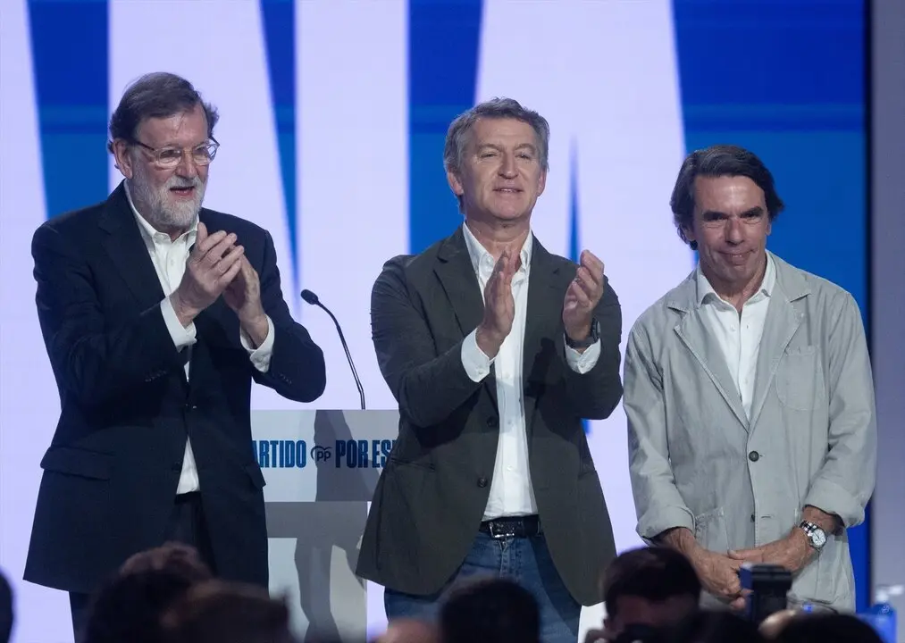 (I-D) El expresidente del Gobierno, Mariano Rajoy, el presidente del PP, Alberto N&uacute;&ntilde;ez Feij&oacute;o, y el expresidente del Gobierno, Jos&eacute; Mar&iacute;a Aznar, durante el XXI Congreso Nacional del Partido Popular. / Eduardo Parra
