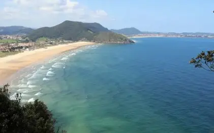 Playa de Berria, en Santo&ntilde;a, una de las elegidas por los veraneantes. / A.S.