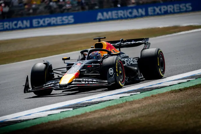 El piloto holand&eacute;s Max Verstappen sobre Silverstone. / x