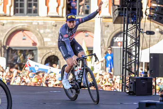 El ciclista Jasper Philipsen de equipo Alpecin - Deceuninck. / x