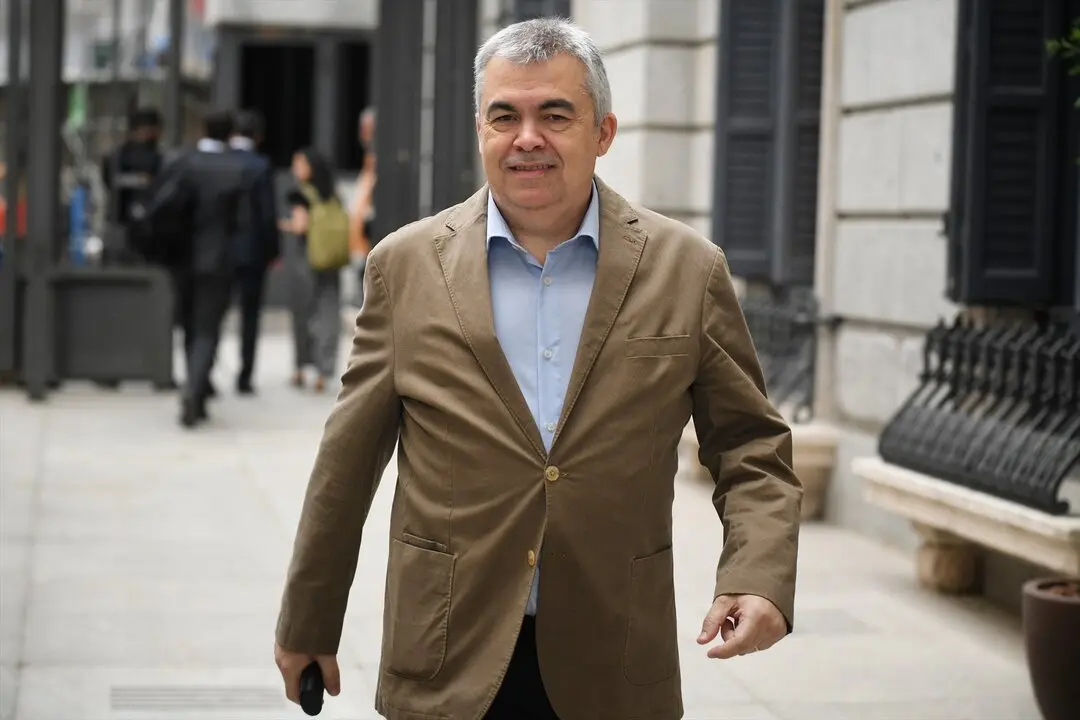 El exsecretario de organizaci&oacute;n del PSOE, Santos Cerd&aacute;n, a su llegada a una sesi&oacute;n de control al Gobierno. / Fernando S&aacute;nchez