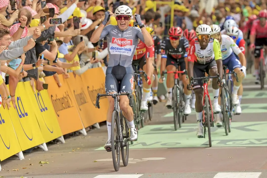 El ciclista belga Jasper Philipsen, del equipo Alpecin-Deceuninck, celebra al cruzar la meta y ganar la primera etapa del Tour de Francia, de 184,9 kil&oacute;metros en Lille. / Stefano Cavasino