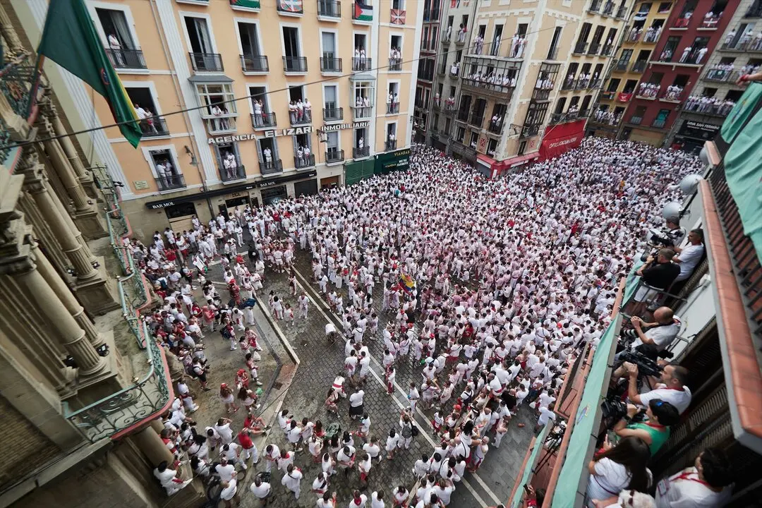 Miles de personas antes del Chupinazo de San Ferm&iacute;n 2025, en la Plaza del Ayuntamiento. / Eduardo Sanz