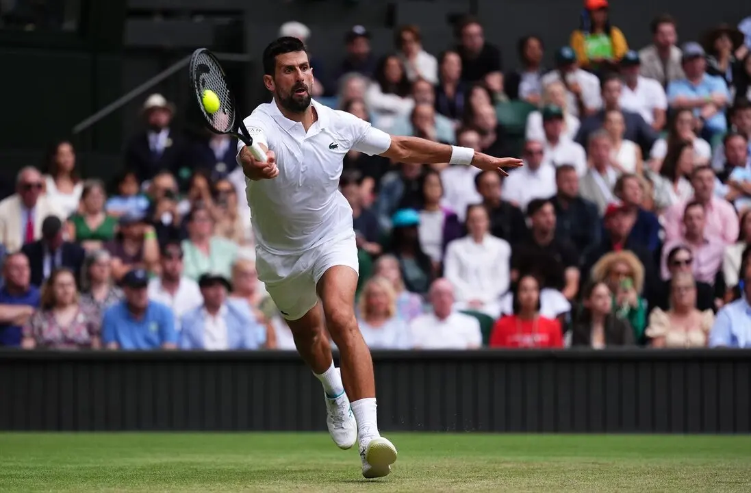 El tenista serbio Novak Djokovic en acci&oacute;n contra su compatriota Miomir Kecmanovic durante su partido de tercera ronda individual masculino, en la sexta jornada del Campeonato de Wimbledon 2025. / Mike Egerton