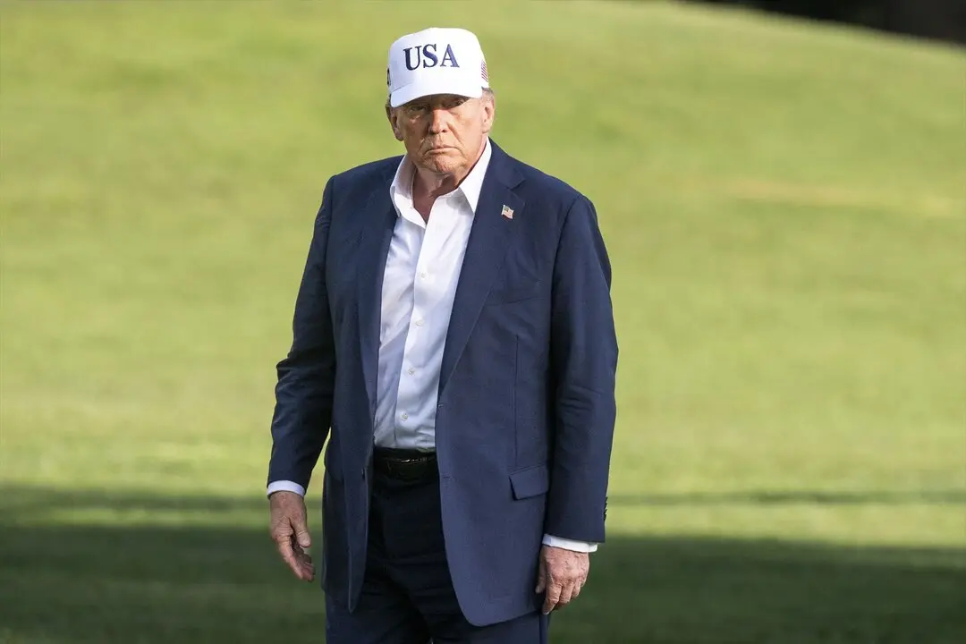 El presidente estadounidense, Donald Trump, observa tras regresar a la Casa Blanca en Washington, D.C. / Michael Brochstein