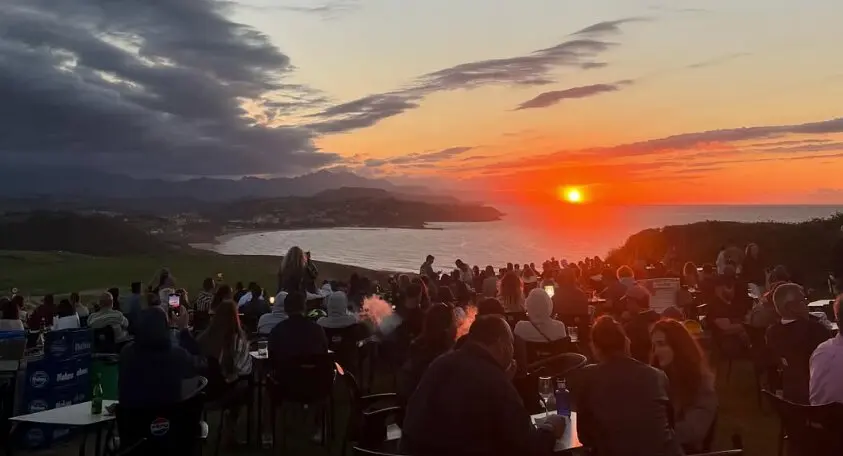 Varias personas disfrutan del atardecer en 'el Rayo Verde'. / R.V.