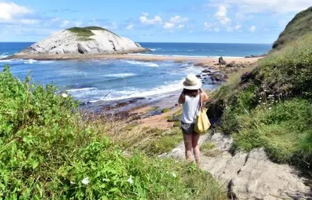 Una persona disfruta de un d&iacute;a soleado en la playa de Covachos. / A.S.