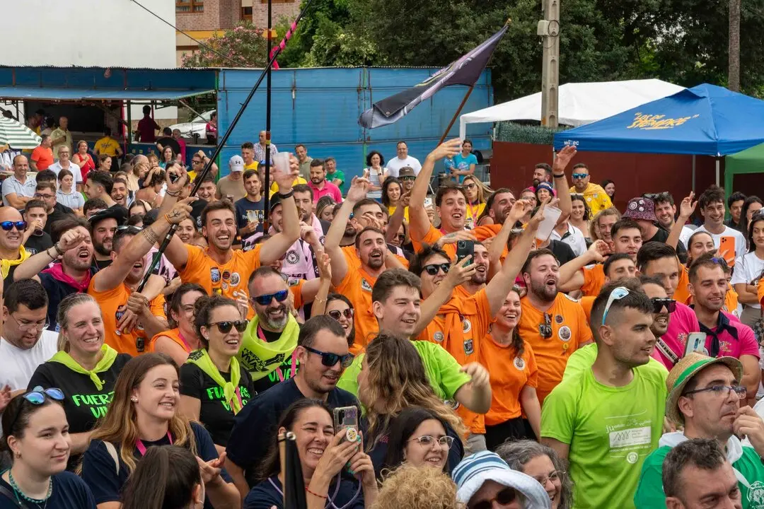 Las pe&ntilde;as de Camargo disfrutan del inicio de las fiestas del Carmen. / A.C.