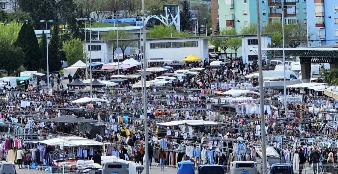 Centenares de personas disfrutan del mercadillo de los jueves en Torrelavega. / A.E.