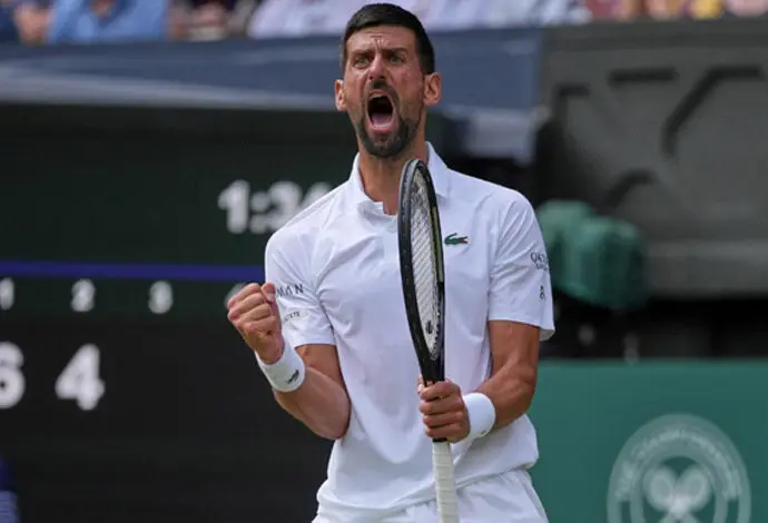 El tenista serbio Novak Djokovic celebra la victoria. / x