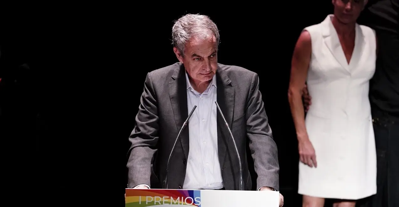 El expresidente del Gobierno Jos&eacute; Luis Rodr&iacute;guez Zapatero interviene durante la gala de entrega de los I Premios Pedro Zerolo. / A. P&eacute;rez Meca
