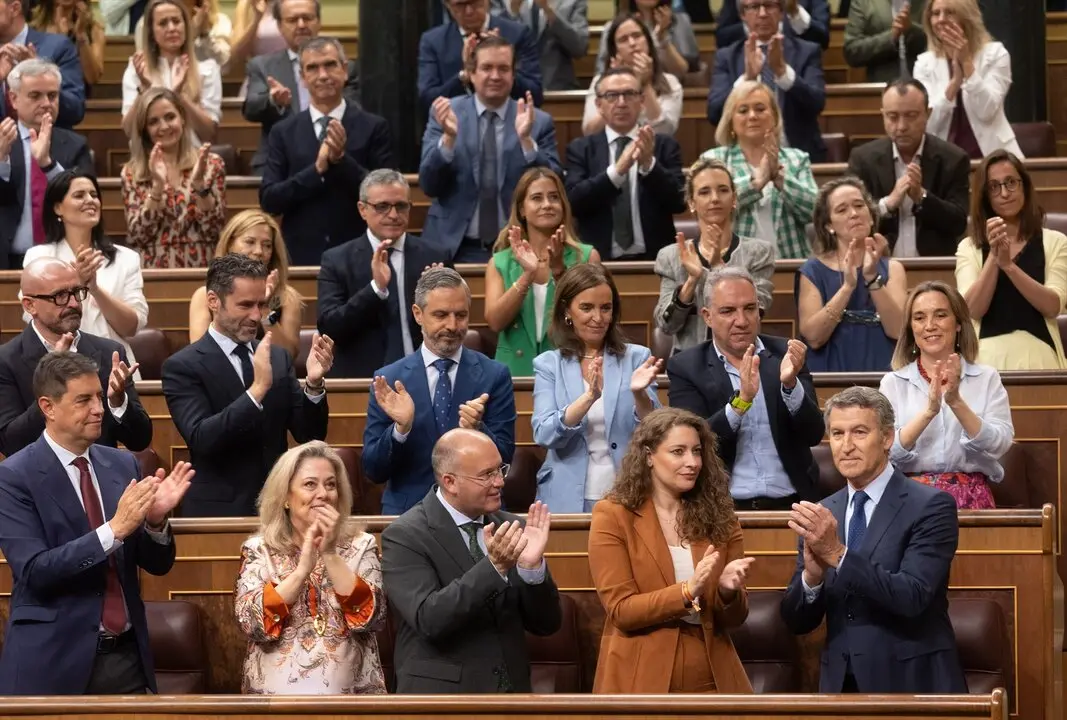 (I-D) El secretario general del PP, Miguel Tellado; la portavoz del PP en el Congreso, Ester Mu&ntilde;oz y el presidente del PP, Alberto N&uacute;&ntilde;ez Feij&oacute;o, durante un pleno extraordinario, en el Congreso de los Diputados. / Eduardo Parra